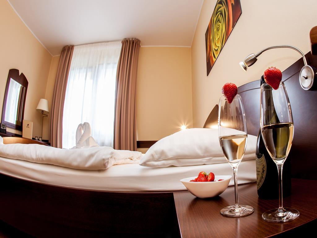 Hotel Impozant Валча Экстерьер фото